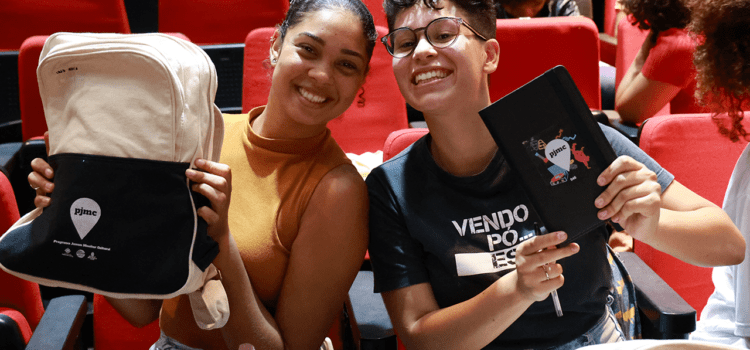 Kit PJMC 2023/2024: Jovens recebem tablet, mochila, camisetas, caderno e garrafinha para apoio na formação Kit PJMC 2023/2024: Jovens recebem tablet, mochila, camisetas, caderno e garrafinha para apoio na formação